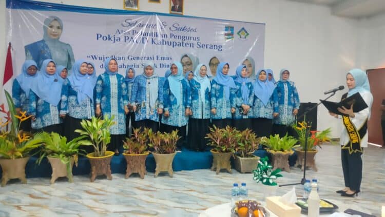 PELANTIKAN - Bupati Serang Ratu Rachmatuzakiyah, saat melantik Pokja Bunda Paud Kabupaten Serang, disalah satu hotel di Kecamatan Cinangka, Kabupaten Serang, Selasa (23/6/2026). (ISTIMEWA)