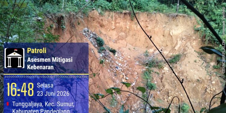 LONGSOR - Tanah tebing di Kampung Palimping RT 02 RW 03, Desa Tunggal Jaya, Kecamatan Sumur, Kabupaten Pandeglang, longsor dan nyaris mengikis pemukiman warga. (ISTIMEWA)