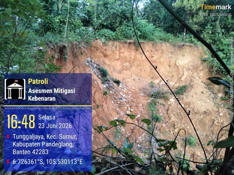 LONGSOR - Tanah tebing di Kampung Palimping RT 02 RW 03, Desa Tunggal Jaya, Kecamatan Sumur, Kabupaten Pandeglang, longsor dan nyaris mengikis pemukiman warga. (ISTIMEWA)