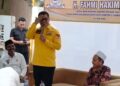 BERBINCANG : Ketua DPRD Banten Fahmi Hakim, berbincang dengan warga Kampung Baros Masjid, Desa/Kecamatan Baros, Kabupaten Serang, saat melakukan reses. (ADIB FAHRI/SATELITNEWS.COM)