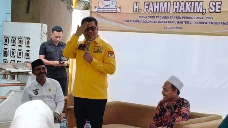 BERBINCANG : Ketua DPRD Banten Fahmi Hakim, berbincang dengan warga Kampung Baros Masjid, Desa/Kecamatan Baros, Kabupaten Serang, saat melakukan reses. (ADIB FAHRI/SATELITNEWS.COM)