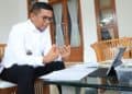 MENYAMPAIKAN KETERANGAN : Gubernur Banten Andra Soni, menyampaikan keterangan secara daring. (ISTIMEWA)