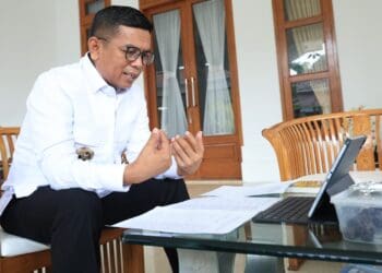 MENYAMPAIKAN KETERANGAN : Gubernur Banten Andra Soni, menyampaikan keterangan secara daring. (ISTIMEWA)