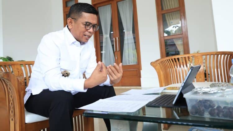 MENYAMPAIKAN KETERANGAN : Gubernur Banten Andra Soni, menyampaikan keterangan secara daring. (ISTIMEWA)