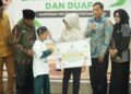 SANTUNAN YATIM - Bupati Pandeglang Raden Dewi Setiani bersama jajaran pengurus BAZNAS Kabupaten Pandeglang, menyantuni anak yatim, Kamis (25/6/2026). (ISTIMEWA)