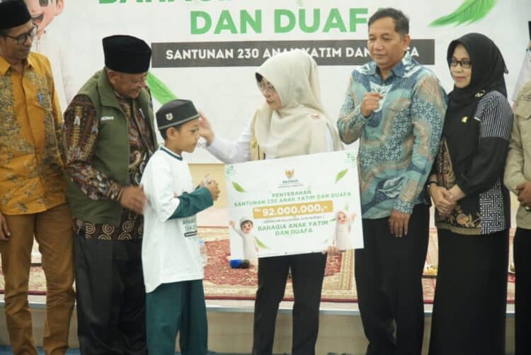 SANTUNAN YATIM - Bupati Pandeglang Raden Dewi Setiani bersama jajaran pengurus BAZNAS Kabupaten Pandeglang, menyantuni anak yatim, Kamis (25/6/2026). (ISTIMEWA)