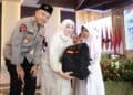 MEMBERIKAN HADIAH : Kapolda Banten Irjenpol Hengki dan keluarga, memberikan hadiah kepada anak yatim. (ISTIMEWA)