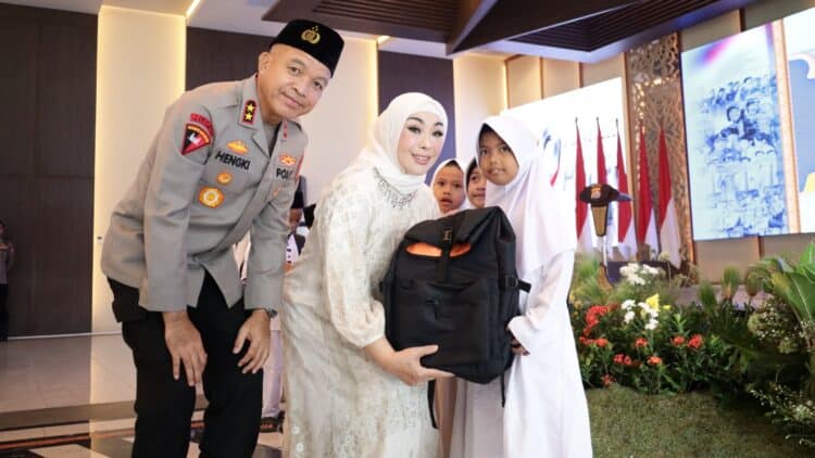 MEMBERIKAN HADIAH : Kapolda Banten Irjenpol Hengki dan keluarga, memberikan hadiah kepada anak yatim. (ISTIMEWA)