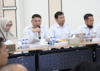 MEMIMPIN RAPAT : Sekda Banten Deden Apriandhi, memimpin rapat koordinasi dengan KPK RI. (ISTIMEWA)