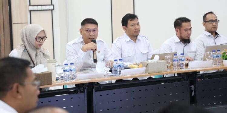 MEMIMPIN RAPAT : Sekda Banten Deden Apriandhi, memimpin rapat koordinasi dengan KPK RI. (ISTIMEWA)
