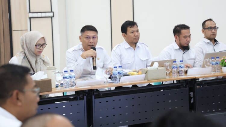 MEMIMPIN RAPAT : Sekda Banten Deden Apriandhi, memimpin rapat koordinasi dengan KPK RI. (ISTIMEWA)