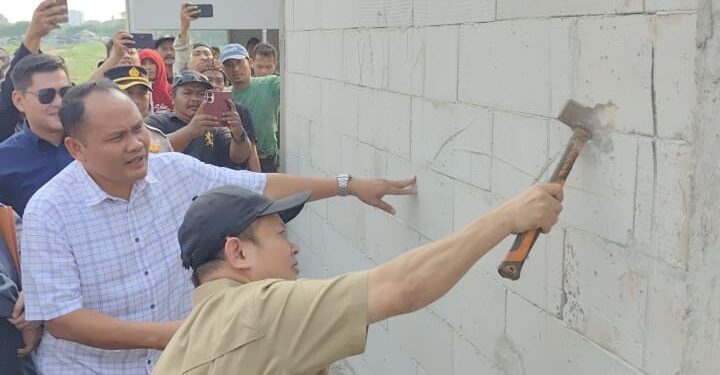 SIDAK - Komisi I  di dampingi Wakil Ketua DPRD Turidi Susanto, dan anggota Dewan Perwakilan Rakyat Daerah Kota Tangerang, melakukan inspeksi mendadak (sidak) ke RW 05, Kelurahan Poris Gaga, Kecamatan Batuceper, terkait penutupan jalan warga oleh pihak pengembang PT Poris Indah Graha, Jumat (26/6/2026). (ISTIMEWA)