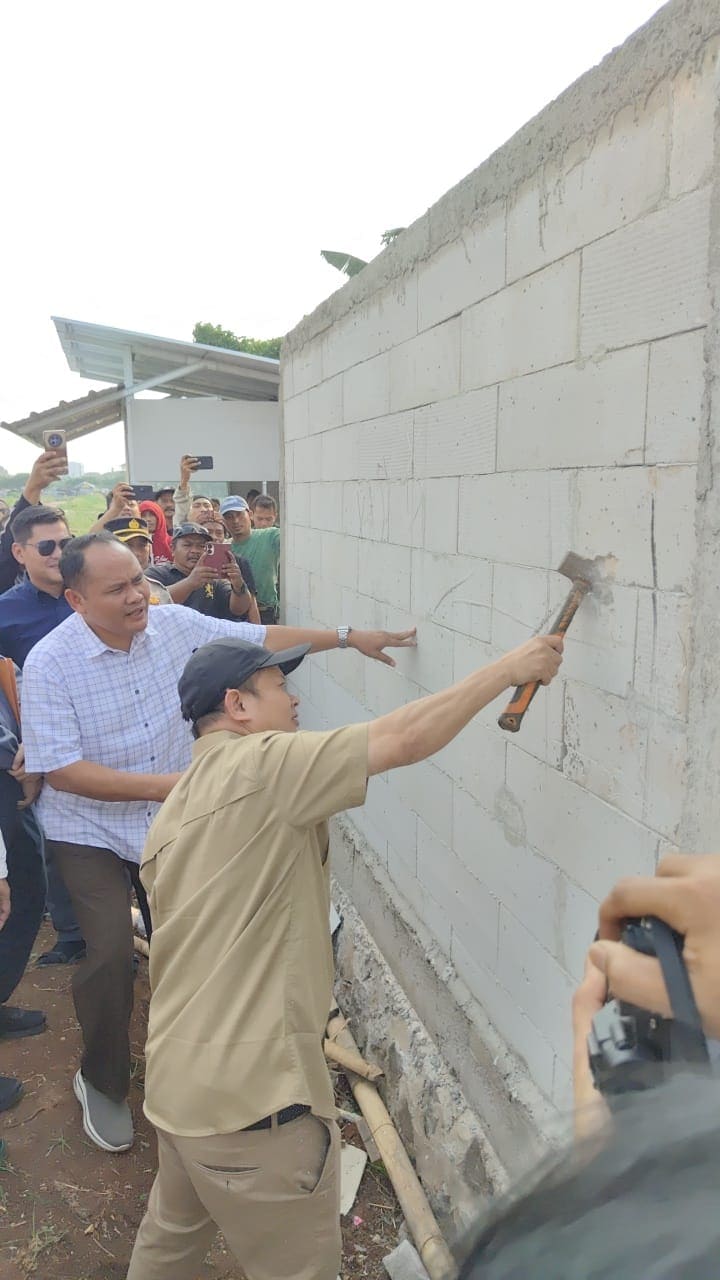 SIDAK - Komisi I di dampingi Wakil Ketua DPRD Turidi Susanto, dan anggota Dewan Perwakilan Rakyat Daerah Kota Tangerang, melakukan inspeksi mendadak (sidak) ke RW 05, Kelurahan Poris Gaga, Kecamatan Batuceper, terkait penutupan jalan warga oleh pihak pengembang PT Poris Indah Graha, Jumat (26/6/2026). (ISTIMEWA)