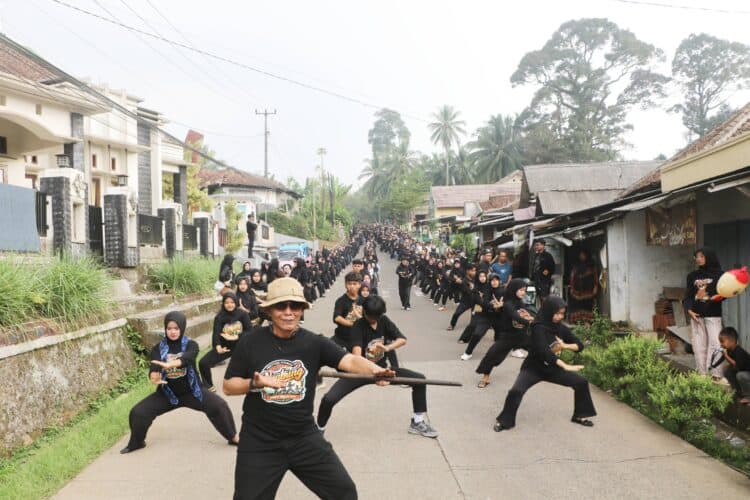 GLADI BERSIH - Masyarakat Ciomas, gelar gladi bersih festival ngabring, yang akan dilaksanakan dalam waktu dekat ini. (ISTIMEWA)