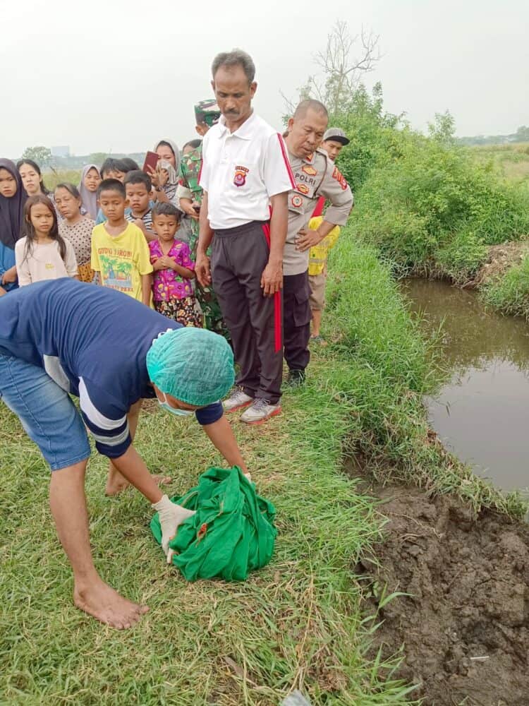 Mayat Bayi Mengambang Gegerkan Warga Sindang Jaya Tangerang