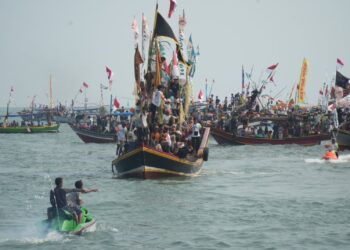 TASYAKURAN LAUT - Ribuan masyarakat pesisir Labuan - Carita, menggelar acara Tasyakuran Laut, di Tempat Pelelangan Ikan (TPI) dan Pantai Mutiara Carita, Minggu (28/6/2026). (ISTIMEWA)