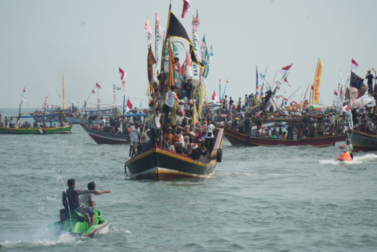 TASYAKURAN LAUT - Ribuan masyarakat pesisir Labuan - Carita, menggelar acara Tasyakuran Laut, di Tempat Pelelangan Ikan (TPI) dan Pantai Mutiara Carita, Minggu (28/6/2026). (ISTIMEWA)