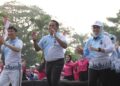 OLAHRAGA BERSAMA : Wakapolda Banten Brigjenpol Hendra Wirawan (tengah), dan Wagub Banten Achmad Dimyati Natakusumah (kiri), olahraga bersama dalam rangkaian HUT Ke-80 Bhayangkara. (ISTIMEWA)