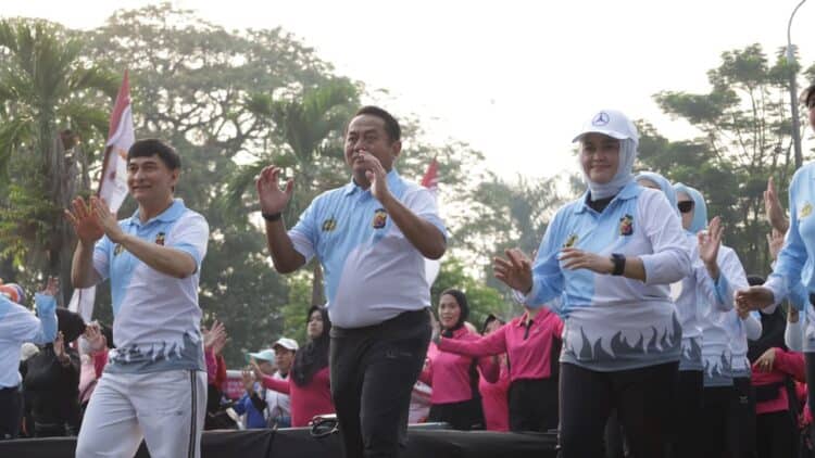 OLAHRAGA BERSAMA : Wakapolda Banten Brigjenpol Hendra Wirawan (tengah), dan Wagub Banten Achmad Dimyati Natakusumah (kiri), olahraga bersama dalam rangkaian HUT Ke-80 Bhayangkara. (ISTIMEWA)