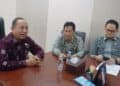 BERBINCANG : Kepala BPKAD Banten Mahdani (kiri), berbincang dengan pegawianya membahas mekanisme lelang BMD. (ISTIMEWA)