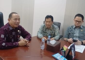 BERBINCANG : Kepala BPKAD Banten Mahdani (kiri), berbincang dengan pegawianya membahas mekanisme lelang BMD. (ISTIMEWA)