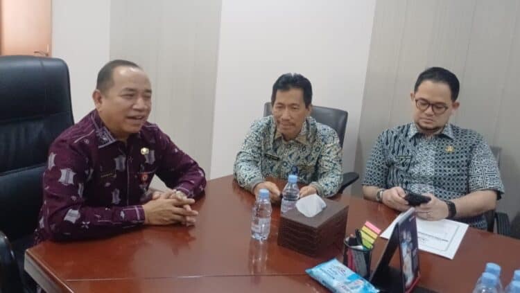 BERBINCANG : Kepala BPKAD Banten Mahdani (kiri), berbincang dengan pegawianya membahas mekanisme lelang BMD. (ISTIMEWA)