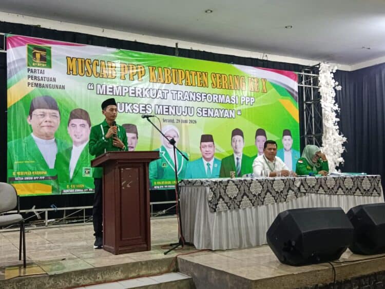 SAMBUTAN - Ketua DPC PPP Kabupaten Serang terpilih periode 2026-2031, Dendi Kurnia Ardiansyah, menyampaikan sambutan di acara Muscab ke X yang diselenggarakan di gedung Catur Ciruas, Minggu (28/6/2026). (ISTIMEWA)
