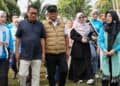 MENINJAU : Gubernur Banten Andra Soni (dua dari kanan), mendampingi Menteri Desa dan Pembangunan Daerah Tertinggal Yandri Susanto (tiga dari kanan), meninjau acara penutupan Exciting Banten Festival 2026 di Pantai Cibeureum I, Anyer, Kabupaten Serang, Minggu (28/6/2026). (ISTIMEWA)