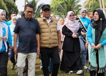 MENINJAU : Gubernur Banten Andra Soni (dua dari kanan), mendampingi Menteri Desa dan Pembangunan Daerah Tertinggal Yandri Susanto (tiga dari kanan), meninjau acara penutupan Exciting Banten Festival 2026 di Pantai Cibeureum I, Anyer, Kabupaten Serang, Minggu (28/6/2026). (ISTIMEWA)