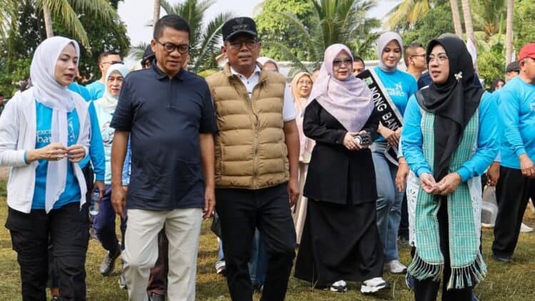 MENINJAU : Gubernur Banten Andra Soni (dua dari kanan), mendampingi Menteri Desa dan Pembangunan Daerah Tertinggal Yandri Susanto (tiga dari kanan), meninjau acara penutupan Exciting Banten Festival 2026 di Pantai Cibeureum I, Anyer, Kabupaten Serang, Minggu (28/6/2026). (ISTIMEWA)
