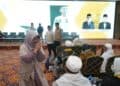 SAMBUT JAMAAH HAJI - Bupati Pandeglang Raden Dewi Setiani, menyambut kepulangan jamaah haji kloter 23 asal Kabupaten Pandeglang, di Asrama Haji Cipondoh, Tangerang, Senin (29/6/2026) dini hari. (ISTIMEWA)