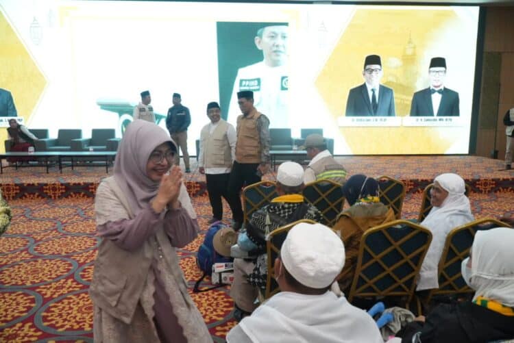 SAMBUT JAMAAH HAJI - Bupati Pandeglang Raden Dewi Setiani, menyambut kepulangan jamaah haji kloter 23 asal Kabupaten Pandeglang, di Asrama Haji Cipondoh, Tangerang, Senin (29/6/2026) dini hari. (ISTIMEWA)