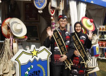 STAND DISPARBUD -- Stand Disparbud Kabupaten Pandeglang, ditetapkan sebagai stand terbaik dalam event Exciting Banten Festival 2026, di Pantai Cibeureum 1, Kecamatan Anyer, Kabupaten Serang, yang ditutup pada Minggu (28/6/2026). (ISTIMEWA)