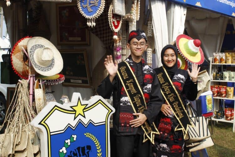 STAND DISPARBUD -- Stand Disparbud Kabupaten Pandeglang, ditetapkan sebagai stand terbaik dalam event Exciting Banten Festival 2026, di Pantai Cibeureum 1, Kecamatan Anyer, Kabupaten Serang, yang ditutup pada Minggu (28/6/2026). (ISTIMEWA)