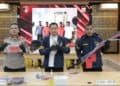 MENUNJUKKAN BARANG BUKTI : Dirreskrimum Polda Banten Kombespol Dian Setyawan (tengah) menunjukkan barsng bukti tindak kejahatan di Mapolda Banten. (ISTIMEWA)