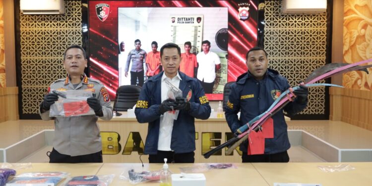 MENUNJUKKAN BARANG BUKTI : Dirreskrimum Polda Banten Kombespol Dian Setyawan (tengah) menunjukkan barsng bukti tindak kejahatan di Mapolda Banten. (ISTIMEWA)