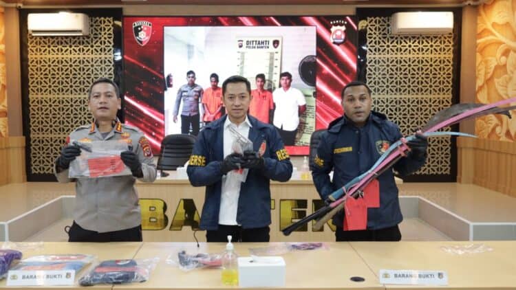 MENUNJUKKAN BARANG BUKTI : Dirreskrimum Polda Banten Kombespol Dian Setyawan (tengah) menunjukkan barsng bukti tindak kejahatan di Mapolda Banten. (ISTIMEWA)