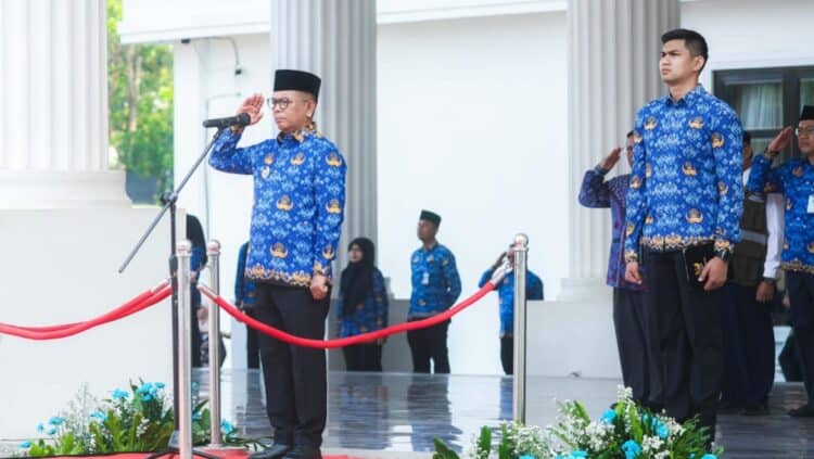 MEMIMPIN APEL : Gubernur Banten Andra Soni, memimpin apel Hari Keluarga Nasional (Harganas) ke-33 Tingkat Provinsi Banten, di Lapangan Kantor Gubernur Banten, KP3B, Curug, Kota Serang, Senin (29/6/2026). (ISTIMEWA)