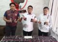 MENUNJUKKAN NARKOTIKA : Dirresnarkoba Polda Banten Kompol Wiwin Setiawan (tengah) menunjukkan barang bukti narkotika jenis baru. (ISTIMEWA)