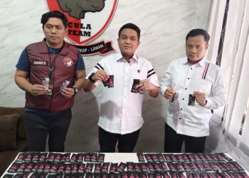 MENUNJUKKAN NARKOTIKA : Dirresnarkoba Polda Banten Kompol Wiwin Setiawan (tengah) menunjukkan barang bukti narkotika jenis baru. (ISTIMEWA)