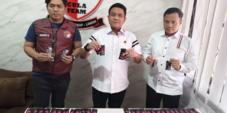 MENUNJUKKAN NARKOTIKA : Dirresnarkoba Polda Banten Kompol Wiwin Setiawan (tengah) menunjukkan barang bukti narkotika jenis baru. (ISTIMEWA)