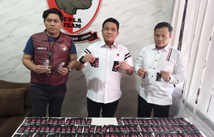 MENUNJUKKAN NARKOTIKA : Dirresnarkoba Polda Banten Kompol Wiwin Setiawan (tengah) menunjukkan barang bukti narkotika jenis baru. (ISTIMEWA)