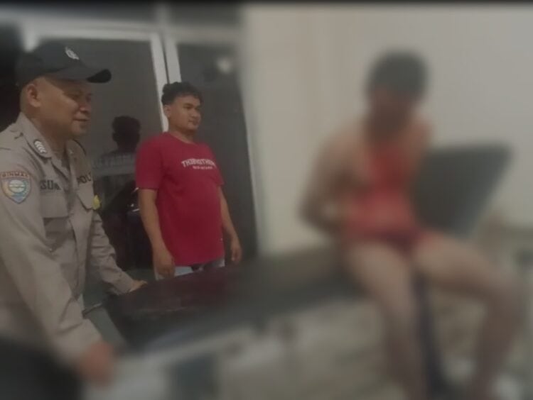 LUKA - LUKA - Pelaku yang hendak membobol sebuah minimarket, babak belur dihakimi massa dan mengalami luka - luka cukup parah, dan dilarikan ke Pusat Pelayanan Kesehatan terdekat. (ISTIMEWA)