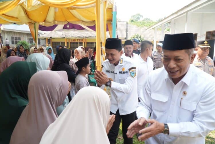 KUNJUNGAN - Menkop RI Ferry Juliantono, berkunjung ke Yayasan Anwarul Hidayah, Kecamatan Menes, Kabupaten Pandeglang, Senin (29/6/2026). (ISTIMEWA)