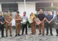 PURNA TUGAS - Y. Supriatna (kaos abu-abu kerah merah), seorang pegawai di lingkungan Setda Pandeglang, memasuki masa purna tugas, dan berpamitan kepada rekan - rekan kerjanya, usai apel pagi Selasa (30/6/2026). (ISTIMEWA)