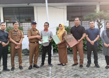 PURNA TUGAS - Y. Supriatna (kaos abu-abu kerah merah), seorang pegawai di lingkungan Setda Pandeglang, memasuki masa purna tugas, dan berpamitan kepada rekan - rekan kerjanya, usai apel pagi Selasa (30/6/2026). (ISTIMEWA)
