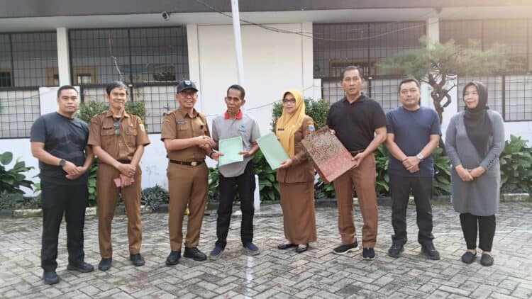 PURNA TUGAS - Y. Supriatna (kaos abu-abu kerah merah), seorang pegawai di lingkungan Setda Pandeglang, memasuki masa purna tugas, dan berpamitan kepada rekan - rekan kerjanya, usai apel pagi Selasa (30/6/2026). (ISTIMEWA)