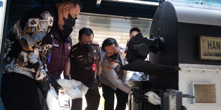 DIMUSNAHKAN : Berbagai jenis narkotika hasil tindak kejahatan dimusnahkan. Secara keseluruhan, narkoba tersebut ditaksir mencapai Rp90,5 Miliar. (ISTIMEWA)