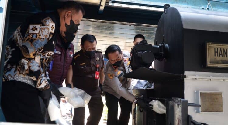 DIMUSNAHKAN : Berbagai jenis narkotika hasil tindak kejahatan dimusnahkan. Secara keseluruhan, narkoba tersebut ditaksir mencapai Rp90,5 Miliar. (ISTIMEWA)