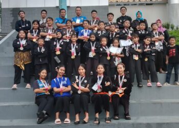 BERFOTO BERSAMA - Pesilat dari Padepokan Seni Pencak Silat Manderaga, Desa Cimanis, Kecamatan Sobang, Kabupaten Pandeglang, berfoto bersama, sebelum diberangkatkan ke Jakarta. (ISTIMEWA)